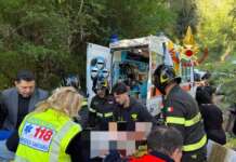 Si ribalta con un escavatore, soccorso dai Vigili del Fuoco