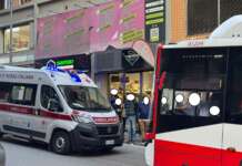 Salerno, pedone cade e si ferisce: pullman evita impatto