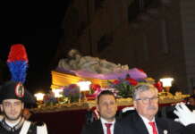 FOTO/ Processione del Venerdì Santo, l’appello di mons. Iampietro: “Disarmiamo le parole, la violenza è dei vigliacchi”