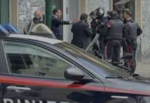 Rapina in banca a Napoli: clienti ancora all’interno, tre malori durante l’assalto