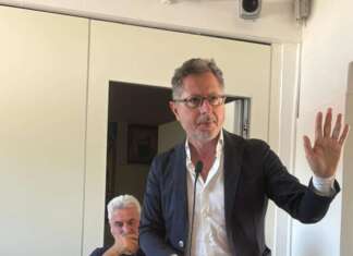 Borrelli fa dietrofront: onorevole a rischio querela ed il suo post scompare
