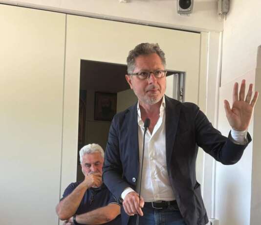 Borrelli fa dietrofront: onorevole a rischio querela ed il suo post scompare