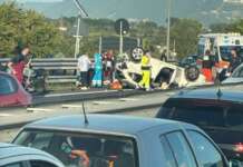 Auto si ribalta sull’A3, paura a Torre Annunziata: automobilista in gravi condizioni
