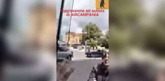 VIDEO/ Bus fermo per un’auto in divieto, autista aggredito