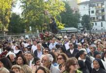 FOTO/ Santa Rita, in processione (lampo) per i comizi elettorali