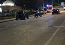 Incidente stradale, auto finisce sul marciapiede: ferita una donna, illesi i due bambini a bordo