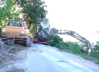 VIDEO/ Camion in bilico e lavori interminabili: l’esasperazione di chi è ostaggio in casa propria