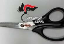 Accoltella la moglie con delle forbici dopo mesi di minacce e violenze