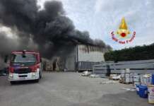 Incendio in un capannone industriale nel Salernitano