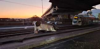 Guida ubriaco a forte velocità, auto si ribalta e finisce su binari tram