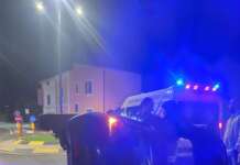 Auto si ribalta dopo uno scontro nella notte: feriti e paura