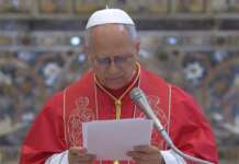 Vescovo Acerra regala papalina a Leone XIV: Papa lascia la sua alla diocesi