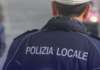 Lancia la candeggina dal balcone per cacciare i ragazzi