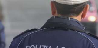 Lancia la candeggina dal balcone per cacciare i ragazzi