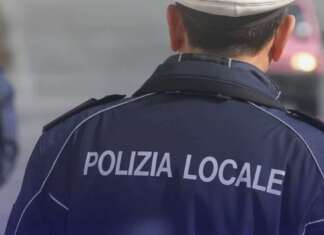 Lancia la candeggina dal balcone per cacciare i ragazzi