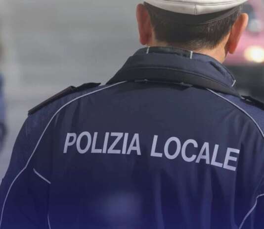 Lancia la candeggina dal balcone per cacciare i ragazzi