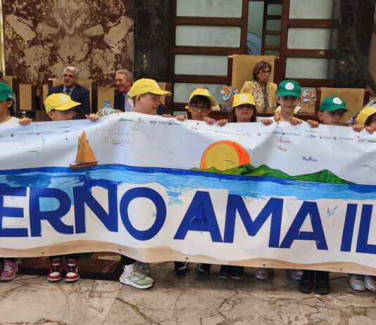 Salerno ama il mare, l’onda dei piccoli studenti