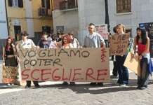 Scuola, guerra e leva militare: corteo di protesta a Benevento contro il Governo