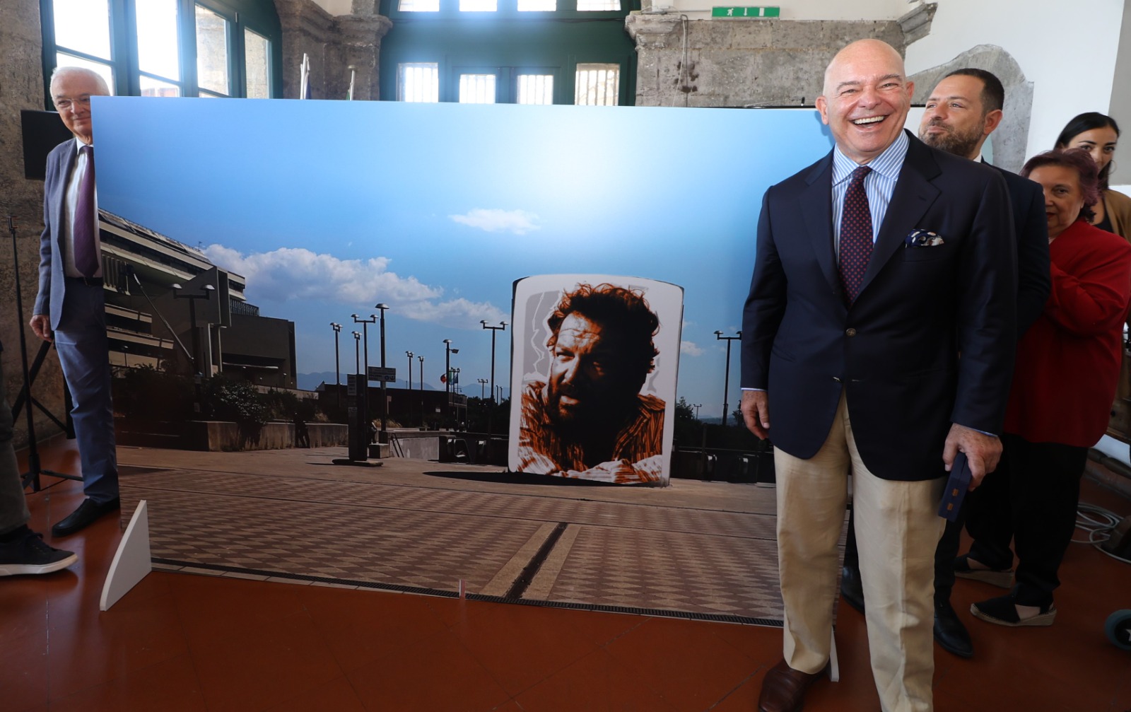 al centro direzionale un murale dedicato a bud spencer da Anteprima24.it al centro direzionale un murale dedicato a bud spencer