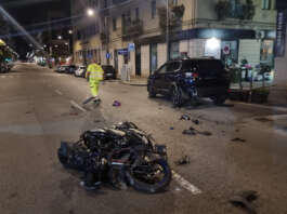 Incidente stradale, scooter contro auto: muore 15enne