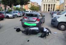 FOTO/ Scontro tra scooter e auto: giovane ferito e trasportato in ospedale