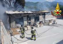 Container in fiamme nello stabilimento di calcestruzzi