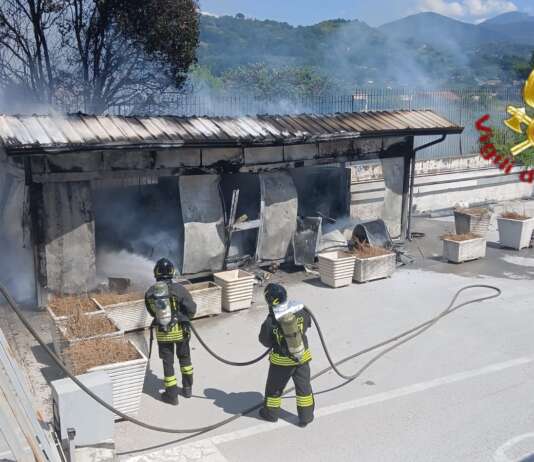 Container in fiamme nello stabilimento di calcestruzzi