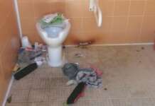Vandalizzati i servizi igienici pubblici: la denuncia del sindaco sui social