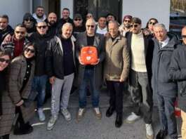 Dopo il furto arriva il gesto di solidarietà: nuovo defibrillatore per il parco