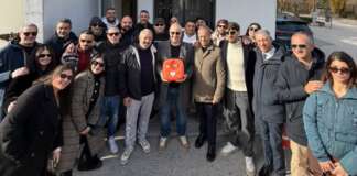 Dopo il furto arriva il gesto di solidarietà: nuovo defibrillatore per il parco
