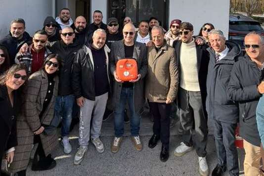 Dopo il furto arriva il gesto di solidarietà: nuovo defibrillatore per il parco