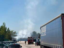 Furgone in fiamme nella zona industriale, paura e strada chiusa