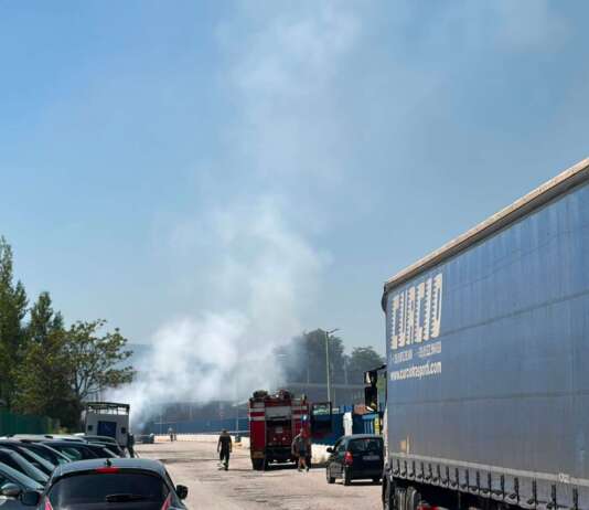 Furgone in fiamme nella zona industriale, paura e strada chiusa