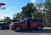 Droga nell’auto e guida senza patente: denunciato dopo controlli