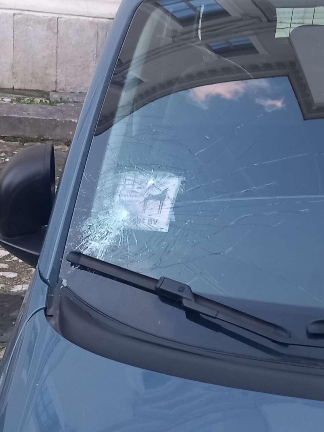 parabrezza danneggiato due volte in pochi mesi la denuncia di de iapinis da Anteprima24.it parabrezza danneggiato due volte in pochi mesi la denuncia di de iapinis