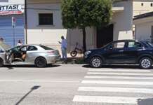 Auto si scontrano all’incrocio, donna estratta dalle lamiere e portata in ospedale