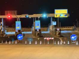 Caos a Castel del Lago, casello chiuso: automobilisti costretti all’inversione di marcia