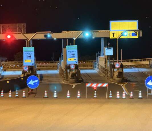 Caos a Castel del Lago, casello chiuso: automobilisti costretti all’inversione di marcia