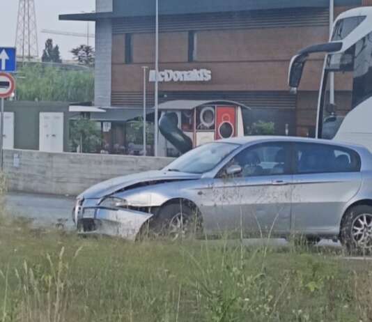 FOTO/ Perde il controllo dell’auto e finisce sulla rotonda: traffico in tilt allo svincolo di Pontecagnano