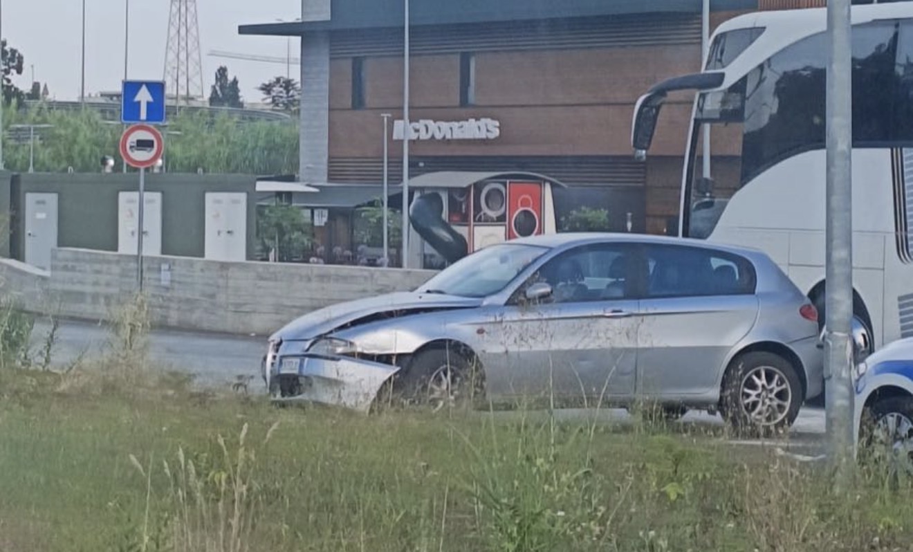 foto perde il controllo dell8217auto e finisce sulla rotonda traffico in tilt allo svincolo di pontecagnano da Anteprima24.it foto perde il controllo dell8217auto e finisce sulla rotonda traffico in tilt allo svincolo di pontecagnano