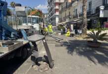 Corsa folle sul lungomare finisce contro due pali della luce