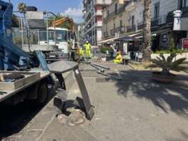 Corsa folle sul lungomare finisce contro due pali della luce