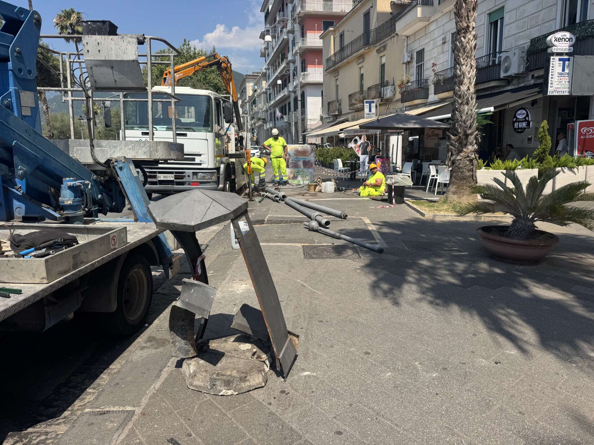 corsa folle sul lungomare finisce contro due pali della luce da Anteprima24.it corsa folle sul lungomare finisce contro due pali della luce