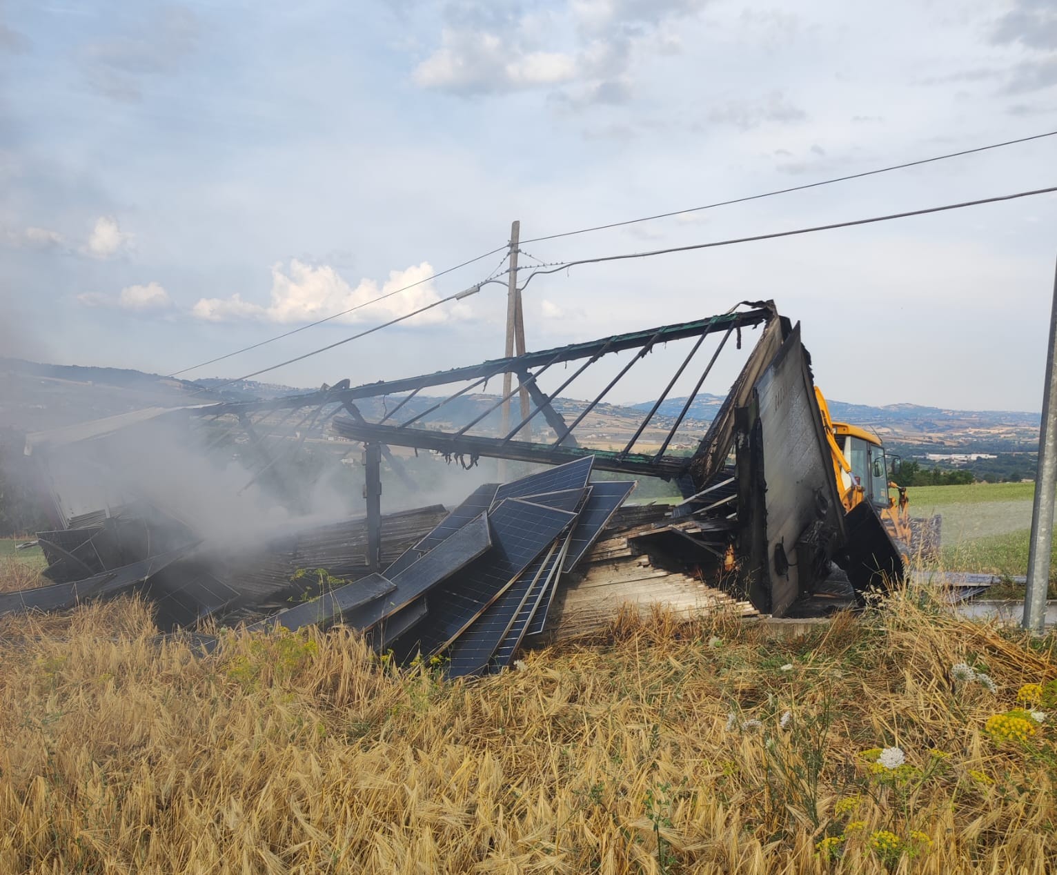 autocarro carico di pannelli fotovoltaici in fiamme da Anteprima24.it autocarro carico di pannelli fotovoltaici in fiamme