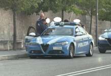 Paura in via Aldo Moro, uomo armato di coltello minaccia alcuni passanti Polizia, arrestato un uomo in via Aldo Moro