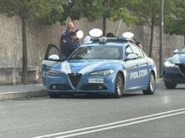 Paura in via Aldo Moro, uomo armato di coltello minaccia alcuni passanti Polizia, arrestato un uomo in via Aldo Moro