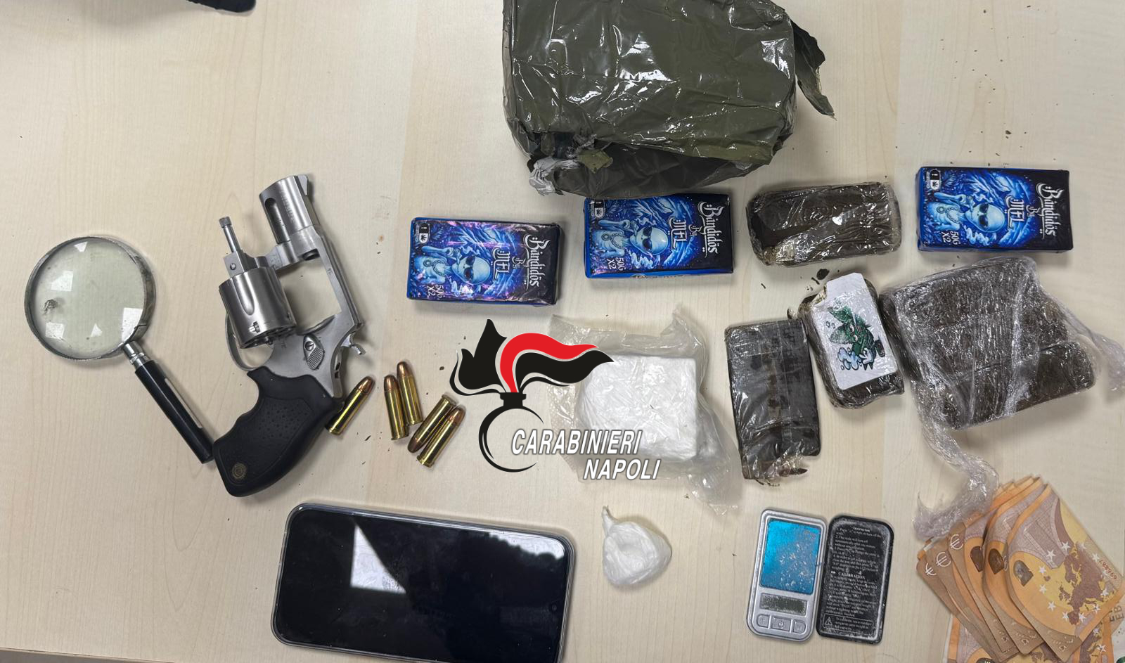 consegna pistola e cocaina alla figlia 13enne la mossa disperata durante il blitz da Anteprima24.it consegna pistola e cocaina alla figlia 13enne la mossa disperata durante il blitz