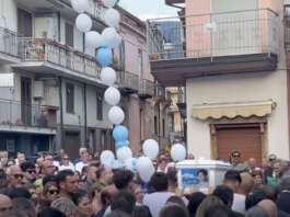 L’ultimo saluto al piccolo Cristian, Moschiano si ferma nel dolore Funerali Moschiano