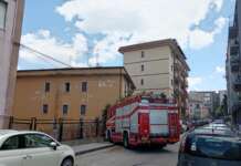 Cassonetto e sterpaglie in fiamme in via Salvator Rosa: auto danneggiata