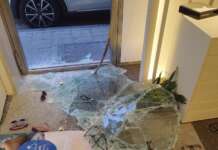 VIDEO/ Salerno, ‘spaccata’ in un’ottica: rubati occhiali di lusso Furto con spaccata in un negozio di ottica a Salerno